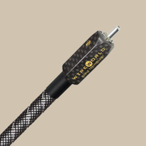 En musikälskares dröm: elegant Wireworld Platinum Starlight-kabel i svart och silver, RCA-kontakt i kolfiber, redo att rocka.