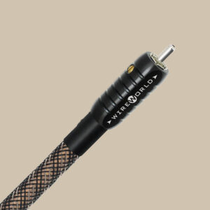 En närbild av Wireworld Gold Eclipse RCA-kabeln på 1 m - snygga svarta och bruna flätor, solid svart kontakt, redo för ren ljudglädje.