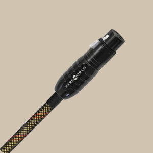 Wireworld Gold Starlight 7-kabeln har en livfull, texturerad fläta och solida kontakter, redo att driva dina låtar i beige.