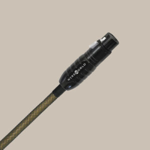 En fantastisk Wireworld Gold Eclipse XLR 4m-kabel med elegant svart och guldflätning och en djärv kontakt, placerad på beige.
