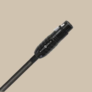 En Wireworld Silver Eclipse 8 XLR-kabel på 2 m, med snyggt svart hölje och metalländar, vilar på en enkel beige bakgrund - ren ljudlycka.