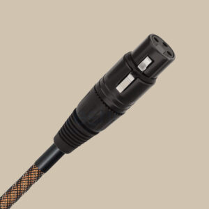 En detaljerad titt på Wireworld Micro Eclipse 8 XLR-kabeln - rik brun och svart fläta, redo att leverera ren ljudmagi.