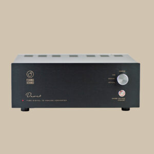 Davio Plus DAC, elegant i svart med Found Sound- och Davic-logotyper, väntar på att lyfta låtar - minimalistisk atmosfär, kraft vid din touch.