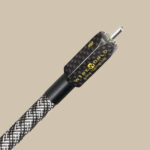 En detaljerad titt på Wireworld Platinum Eclipse Series 8 RCA 1m kabel - elegant, flätad, redo att leverera ren ljudglädje.