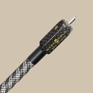 En detaljerad titt på Wireworld Platinum Eclipse Series 8 RCA 1m kabel - elegant, flätad, redo att leverera ren ljudglädje.