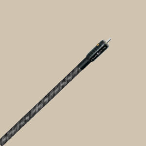 Wireworld Silver Eclipse 8 RCA 2m kabel, med sin eleganta svart-grå flätning och robusta kontakter, väntar på musikmagi på en beige scen.