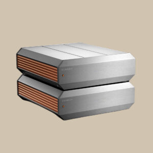 Två Burson Audio Timekeeper Voyagers staplade med stil, med sina eleganta silverkroppar och orange ventilationsöppningar redo att förstärka ren ljudglädje.
