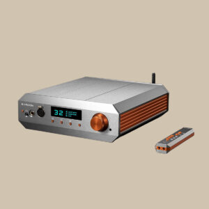 Burson Audio Conductor Voyager, en elegant förstärkare med glödande display och inbjudande uttag, vilar i beige bredvid sin matchande fjärrkontroll.