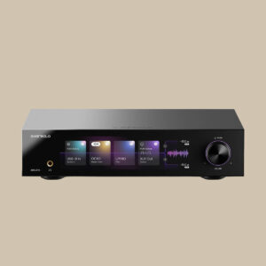 Eversolo DAC-Z10, en elegant svart ljudhubb, har en livfull display och en tillfredsställande volymratt - perfekt för musikglädje.