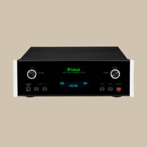 En elegant McIntosh C49-förförstärkare i svart och silver med en upplyst digitaldisplay, knappar och reglage som ger en behaglig känsla vid beröring står på en enkel beige bakgrund.