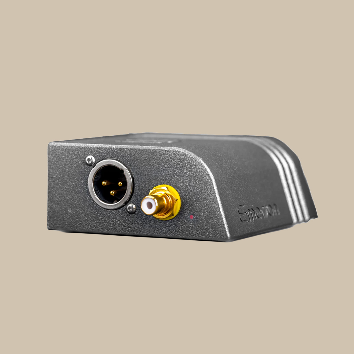 Wattson Audio Emerson Digital, en elegant metallisk pärla, är utrustad med XLR- och guldpläterade koaxialuttag på framsidan – redo att ge din musik ett extra lyft.