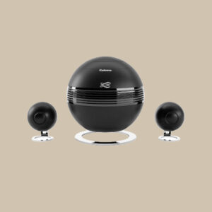 Cabasse The Pearl Keshi utstrålar modern stil med en iögonfallande sfärisk subwoofer och två eleganta satellithögtalare som är redo att väcka musiken till liv.