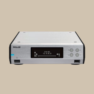 Melco N100 2 TB, en elegant strömningsspelare i silver och svart med display, knappar och USB-port, står redo att spela musik mot en beige bakgrund.