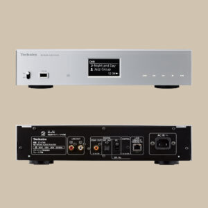 Fram- och baksidan av den eleganta silverfärgade Technics ST C700D, med display, reglage och alla ingångar för ren musikglädje.