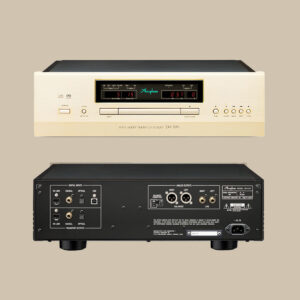 Fram- och bakifrånbilder av CD-spelaren Accuphase DP-570, som visar upp sin fantastiska guldfärgade frontpanel med skarpa digitala displayer – ren lyx för alla hi-fi-entusiaster. Den svarta bakpanelen är fullspäckad med in- och utgångar, redo att anslutas till ditt system för en enastående lyssningsupplevelse.