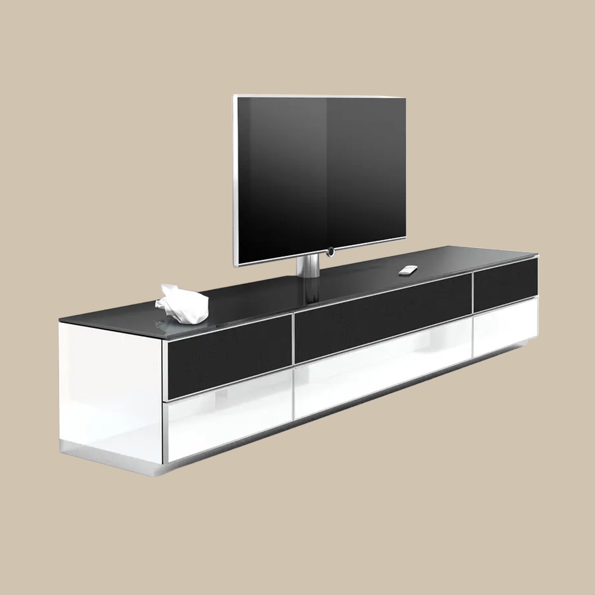 Spectral Catena, ett elegant och modernt TV-bord med svart bordsskiva och vita sidor, skapar den perfekta miljön för högkvalitativa upplevelser. En platt-TV är monterad mitt fram – perfekt för konsertstreaming – medan fjärrkontrollen ligger redo som en dirigentpinne. Till vänster står en papperslåda redo för de oförglömliga musikaliska crescendona som går rakt in i hjärtat.