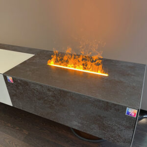Spectral Ameno Flame är ett rektangulärt bord med en elegant mittremsa som lyser av klarorangea lågor, som en rytmisk eldpuls som dansar över ytan – och skapar en stämning som inbjuder till varma, oförglömliga jam-sessioner runt det eldiga mittpartiet.