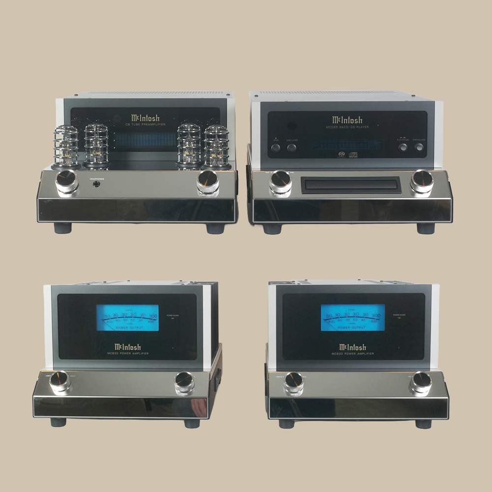 McIntosh MC830, C8 Pre och MCD85 är uppställda i ett 2x2-rutnät – svarta frontpaneler, silverfärgade vred, blå lysande displayer och lockande vakuumrör.