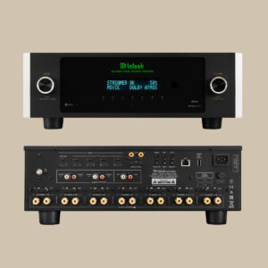 Fram- och baksidan av McIntosh MHT300-ljudreceivern, som visar den eleganta digitala displayen på frontpanelen och en rad in- och utgångar, högtalaranslutningar och mångsidiga anslutningsmöjligheter på baksidan – perfekt för att ansluta din favoritutrustning och förlora dig i högkvalitativt ljud.