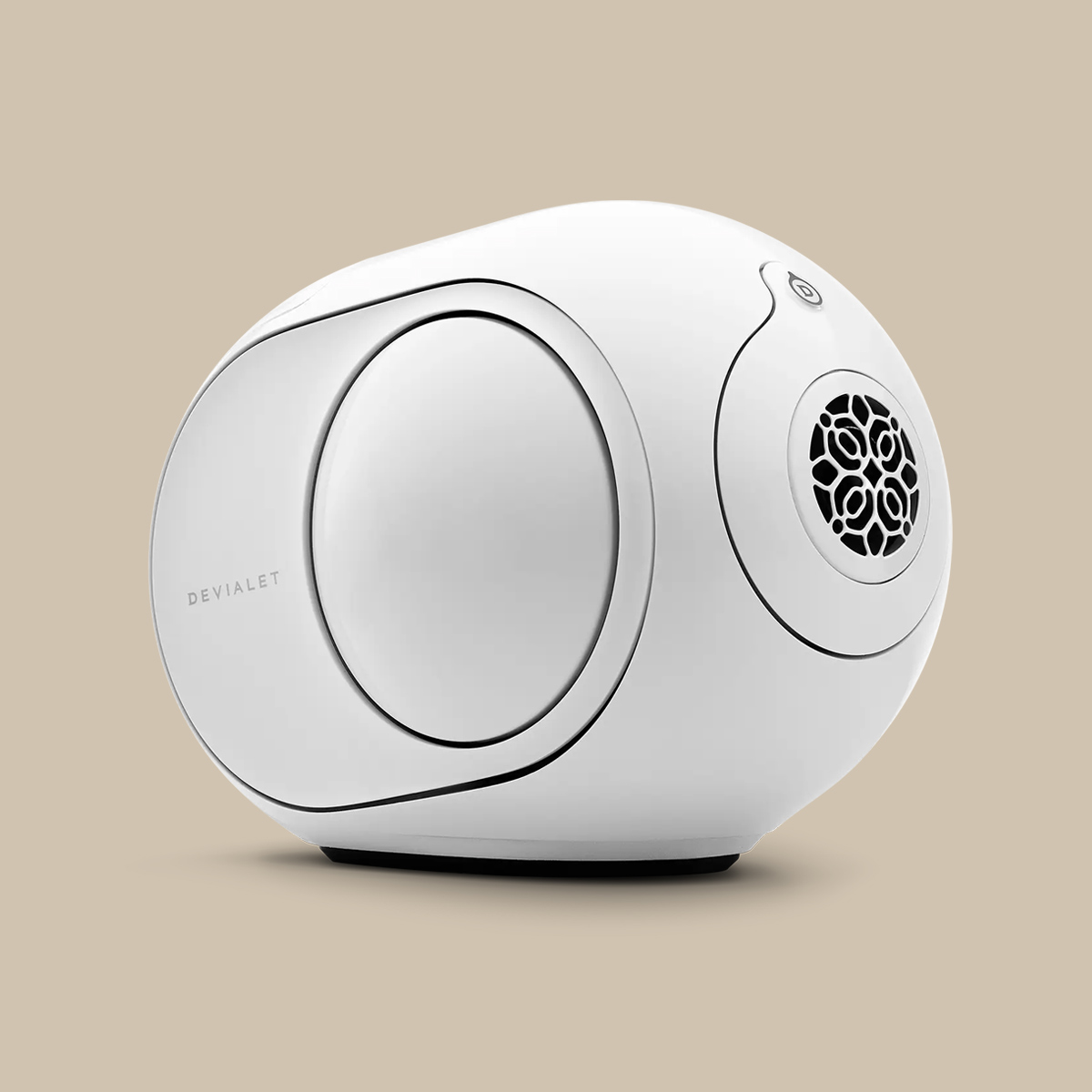 Devialet Phantom II Custom, en elegant vit oval högtalare med baselement på sidorna och ett frontgaller, står redo att rocka på en beige yta.