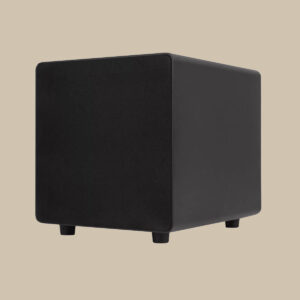 Sonance D8, en elegant svart, kantig subwoofer med mjuka kurvor och korta ben, står redo att rocka mot en enkel beige bakgrund.