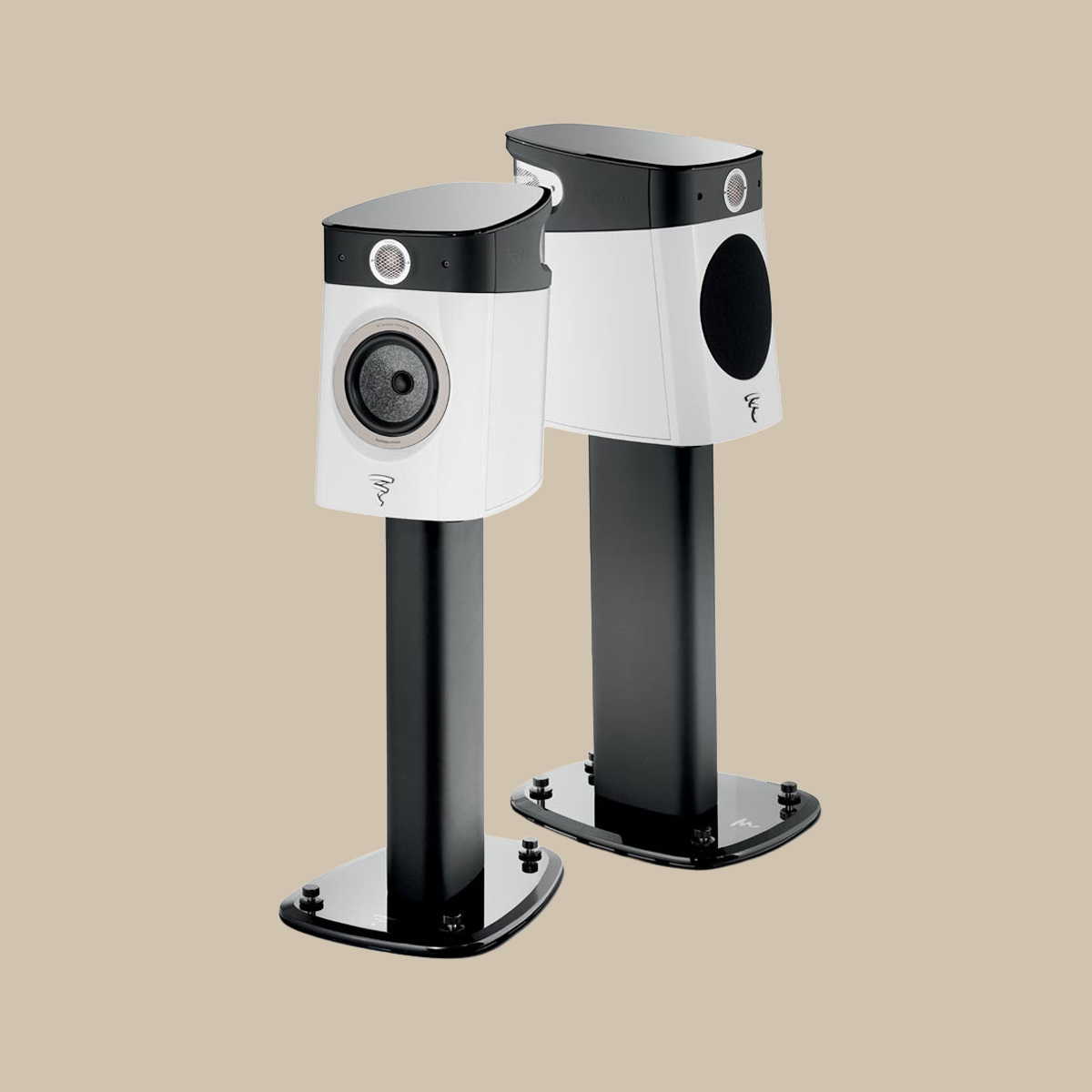 Två fantastiska Focal Sopra No1-hyllhögtalare i en elegant vit och svart finish står på matchande svarta stativ, och deras moderna design sticker ut mot en enkel beige bakgrund. Varje högtalare visar stolt upp sin runda diskant- och bashögtalare – perfekta för att leverera klara höga toner och djup, fyllig bas som alla audiofiler skulle älska.